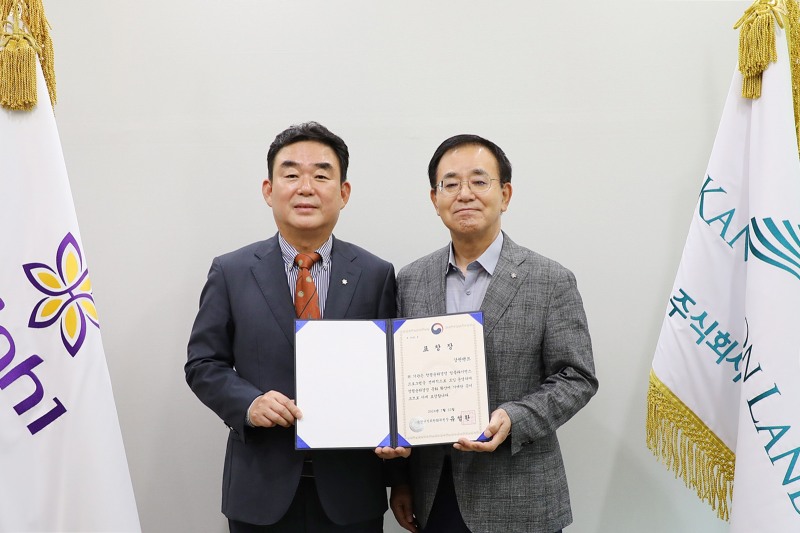 최철규 대표이사 직무대행(왼쪽)이 2024년 청렴윤리경영CP 우수기관 표창을 수상하고 기념촬영을 하는 모습./사진제공=강원랜드