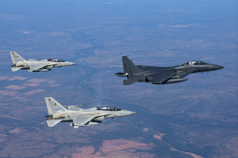 지난 8월 31일 피치블랙 훈련에 참가한 한국 공군 F-15K와 필리핀 공군 FA-50PH가 호주 다윈기지 상공에서 우정비행을 하고 있다. /사진제공=KAI