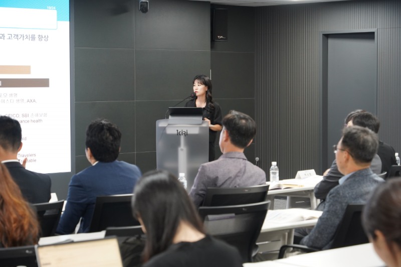 손재희 보험연구원 연구위원이 지난 25일 보험연구원 12층에서 열린 세미나에서 '생성형 AI의 활용 : 글로벌 보험회사를 중심으로' 발표를 하고 있다./사진=보험연구원