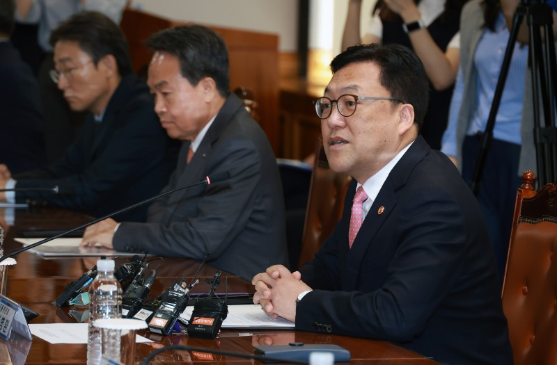 김병환 금융위원장이 30일 오전 서울 중구 은행연합회에서 개최한 금융지주회장 간담회에서 8개 금융지주회장 및 은행연합회장을 만나 금융지주회사의 역할과 책임에 대해 논의했다./사진제공=금융위