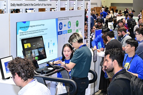 10월 3일(현지시간) 미국 새너제이 맥에너리 컨벤션 센터(San Jose McEnery Convention Center)에서 개최된 '삼성 개발자 콘퍼런스2024(Samsung Developer Conference 2024)'에서 행사에 참여한 관람객들이 'AI for Platform' 전시 부스에서 '스마트싱스'와 '삼성헬스'의 연동 서비스를 체험하고 있다. / 사진=삼성전자