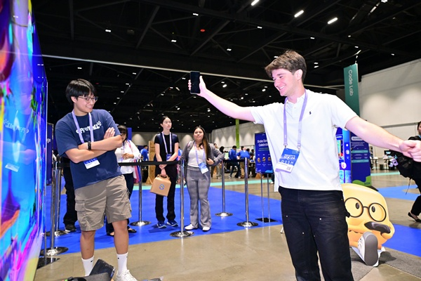 10월 3일(현지시간) 미국 새너제이 맥에너리 컨벤션 센터(San Jose McEnery Convention Center)에서 개최된 '삼성 개발자 콘퍼런스2024(Samsung Developer Conference 2024)'에서 행사에 참여한 관람객들이 게임 라운지를 즐기고 있다. / 사진=삼성전자