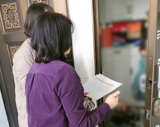 송파구 고액 체납 특별징수반 관계자가 징수 활동을 펼치는 모습./사진제공=송파구