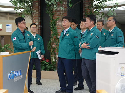 ▲ 박상우 국토교통부장관(사진 중앙)이 철도교통 안전 현장점검에 나서고 있다. 사진 = 국토교통부