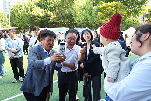 ▲ 박강수 마포구청장이 ‘제17회 성메 간데마을 행복나눔 축제’를 찾은 가족의 사진을 찍어주는 모습. 사진제공 = 마포구