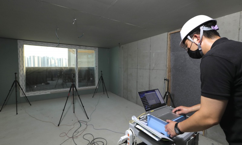 DL이앤씨 직원이 한 신축 아파트 공사 현장에서 중량 충격음 테스트를 진행하고 있다./사진제공=DL이앤씨