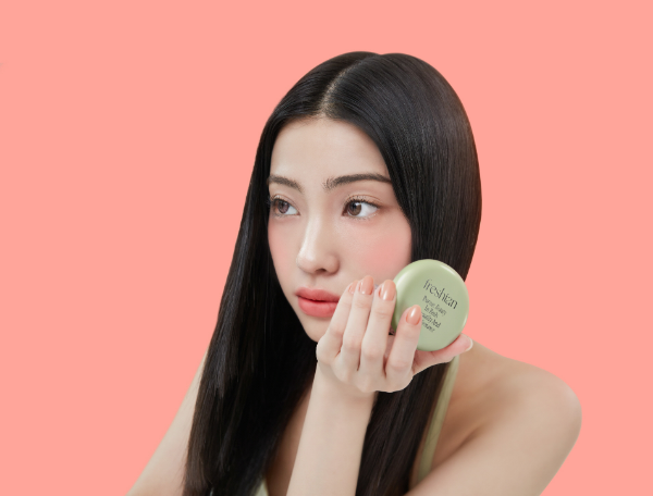 LG생활건강(대표 이정애) 비건 메이크업 브랜드 ‘프레시안’에서 아이돌 메이크업 아티스트 이나겸씨와 공동 개발한 블러셔 신제품 ‘에그라이크 크림 블러쉬(비건)’를 7일 선보인다. /사진=LG생활건강