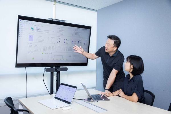 SKT 직원들이 AI 클라우드 매니저 솔루션을 테스트하고 있는 모습. / 사진=SKT