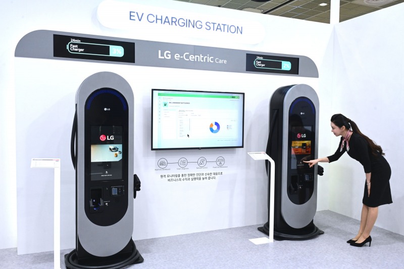 LG전자의 200kW 급속 충전기와 실시간으로 전력량 등을 확인할 수 있는 클라우드 기반의 관제 솔루션 ‘이센트릭(e-Centric)’. / 사진=LG전자