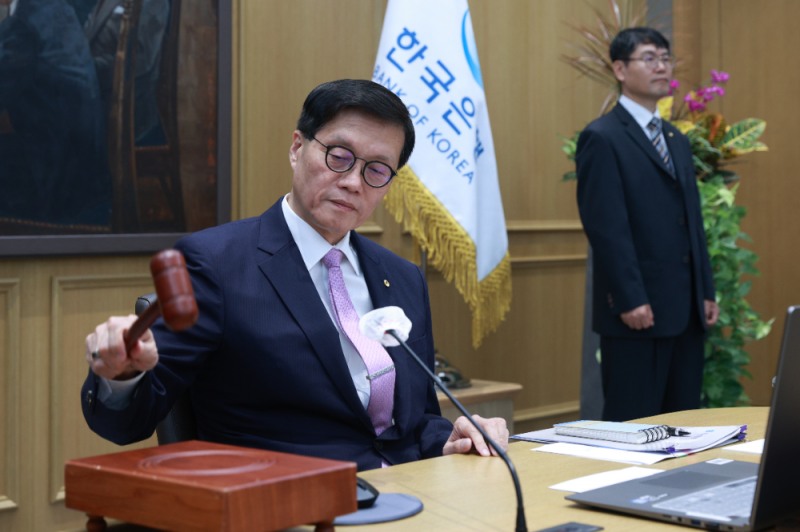 이창용 한국은행 총재가 11일 오전 서울 중구 한국은행에서 열린 금융통화위원회 본회의를 주재하고 있다. 의사봉을 두드리는 모습. / 사진제공= 한국은행(2024.10.11)