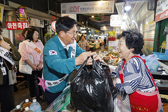 ▲ 박강수 마포구청장이 상인과 소통하는 모습. 사진제공 = 마포구