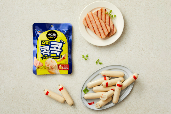 CJ제일제당(대표 강신호)이 스팸의 풍미와 맥스봉의 맛을 동시에 즐길 수 있는 ‘맥스봉 스팸콕콕’을 14일 공개했다. /사진=CJ제일제당