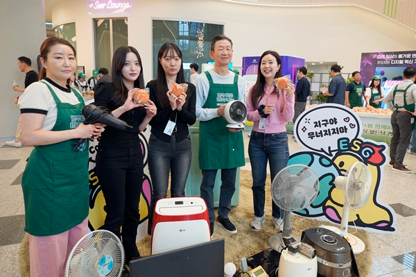 LG유플러스는 ‘세계 전자폐기물 없는 날’을 맞아 임직원 가정과 전국 매장, 사옥에서 사용하던 가전제품을 수거하는 캠페인을 진행했다. 사진은 14일 오전 LG유플러스 용산사옥에서 황현식 대표(왼쪽에서 네번째)가 전자폐기물 수거 캠페인에 동참하며 전자제품을 전달한 직원들과 기념촬영을 하는 모습. / 사진=LG유플러스