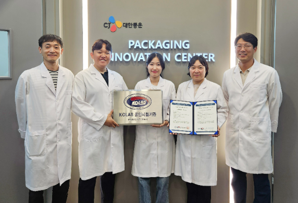 CJ대한통운(대표 신영수)은 자사 패키징혁신센터가 산업통산자원부 국가기술표준원 산하 한국인정기구(KOLAS, Korea Laboratory Accreditation Scheme)로부터 물류 패키징 안전성을 테스트하는 국제 공인 시험기관으로 인정받았다고 15일 밝혔다. /사진=CJ대한통운