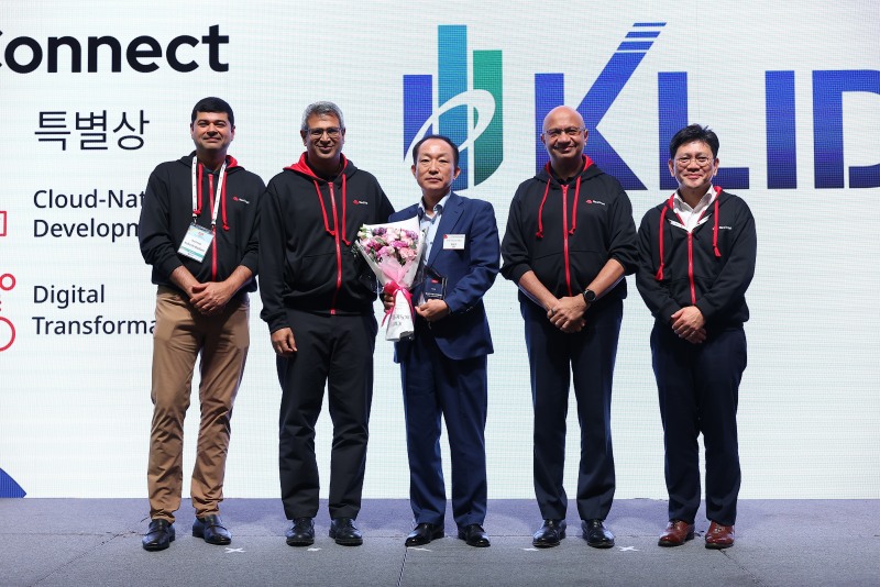 한국지역정보개발원 황성식 클라우드보호본부장이 특별상을 수상하고 레드햇 관계자들과 함께 기념촬영을 하는 모습./사진제공=한국지역정보개발원