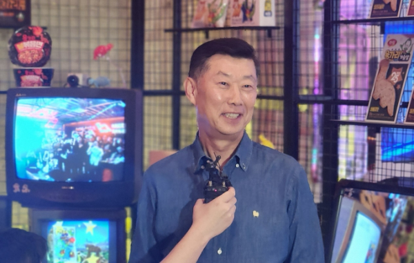 16일 오전 찾은 서울 성수동 용가리 25주년 팝업. 김홍국 하림 회장이 용가리 출시 배경에 대해 설명하고 있다. /사진=손원태 기자