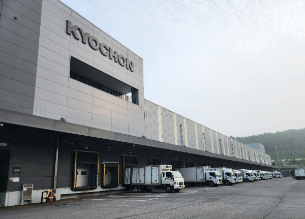 교촌치킨을 운영하는 교촌에프앤비가 물류 운영 시스템 고도화와 가맹점주 편의성 향상을 위해 전국 물류센터에 물류관리 시스템을 새롭게 도입했다고 17일 밝혔다. /사진=교촌