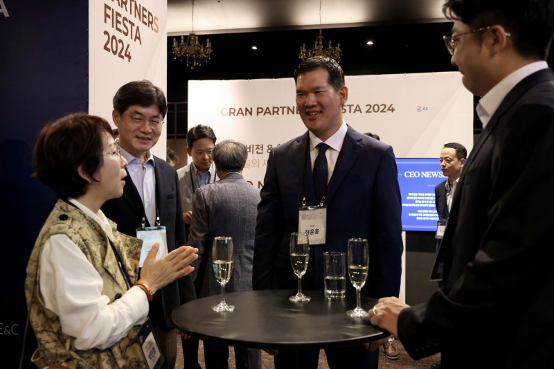 허윤홍 GS건설 대표와 협력사 대표가 상생협력 방안에 대한 의견을 나누고 있는 모습./사진제공=GS건설