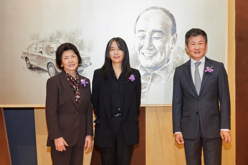 (왼쪽부터) 故 정세영 HDC그룹(前 현대산업개발) 명예회장의 부인 박영자 여사, 한강 작가, 정몽규 포니정재단 이사장 / 사진제공=HDC현대산업개발