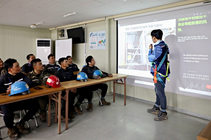 GS건설 아파트 현장에서 ‘자이 보이스’를 활용해 다양한 국적의 외국인 근로자들에게 안전교육을 진행하고 있다. / 사진제공=GS건설
