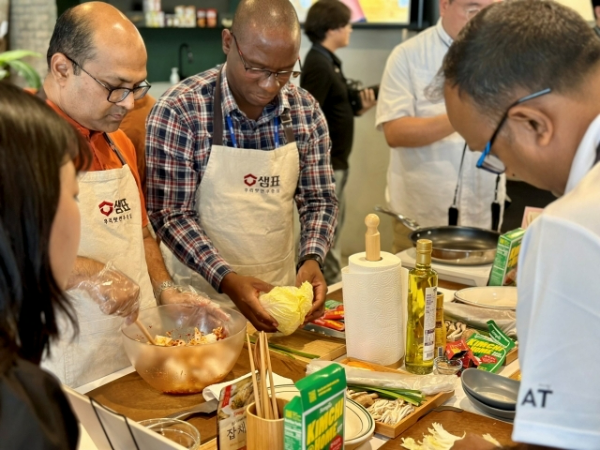 지난 6월 서울 중구 샘표 본사에서 진행된 소비자중심경영 활성화 클래스에서 방글라데시, 엘살바도르, 케냐의 공무원들이 김치를 직접 만들어 보는 모습. /사진=샘표