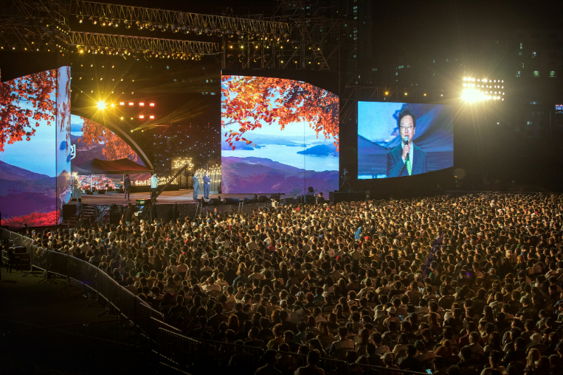최성안 삼성중공업 대표이사(부회장)가 창립 50주년 기념 'KBS 열린음악회'에서 임직원 및 선주, 거제 시민에게 인사말을 전하고 있다. /사진제공=삼성중공업