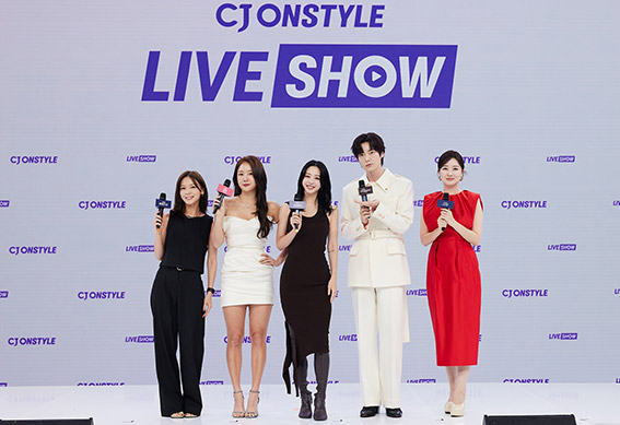 ▲ CJ ENM 커머스 부문 자회사 CJ 온스타일의 신규 모바일 라이브 커머스 프로그램을 맡게 될 가수 선예(왼쪽부터), 소유, 배우 한예슬, 안재현, 방송인 김소영이 지난 8월 열린 기자간담회에서 포즈를 취하고 있다. 사진 = CJ 온스타일