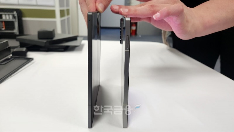 갤럭시Z폴드 SE(왼쪽)와 갤럭시Z폴드6 크기 및 두께 비교. / 사진=김재훈 기자