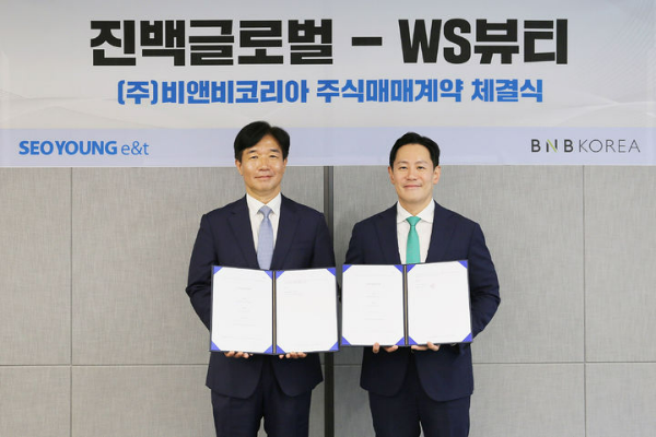 지난 9월 서영이앤티 서초 본사에서 (오른쪽)허재균 서영이앤티 대표이사와 유시화SKS PE 대표이사가 기념 촬영을 하고 있다. /사진=서영이앤티