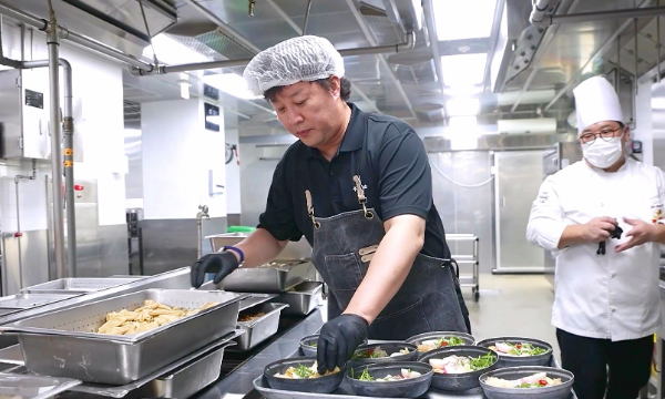 삼성웰스토리(사장 정해린)가 요리 인플루언서로 활약 중인 방송인 정준하와 이봉원, 140만 유튜버 취요남(취미로 요리하는 남자)과 함께 구내식당에서 특별한 요리를 제공한다. /사진=삼성웰스토리