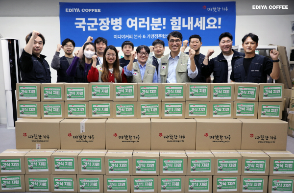 이디야커피 가맹점주들과 임직원들은 서울시 구로구에 있는 봉사활동 단체 ‘따뜻한 하루’ 강당에서 국군장병들을 위한 간식 키트를 직접 제작하는 봉사활동을 진행했다고 24일 밝혔다. /사진=이디야커피