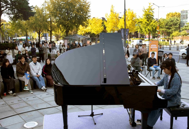 각장애인 피아니스트 유예은씨가 연주하는 모습./사진제공=태광그룹