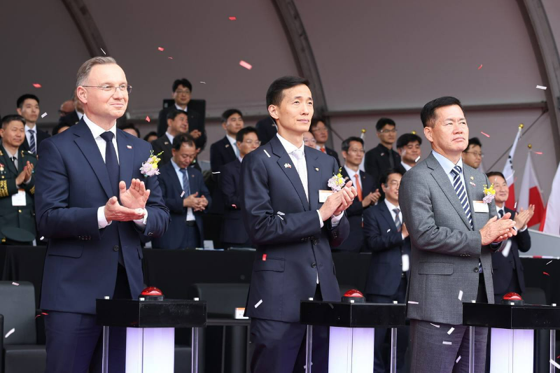 (사진설명) 25일 한화에어로스페이스 창원3사업장에서 열린 폴란드 대통령 방문 환영 기념행사에서 김동관 한화그룹 부회장이 안제이 두다 대통령, 석종건 방위사업청장 등 참석자들과 함께 K9, 천무 등 실물장비 기동시연을 보며 박수를 치고 있다. /사진제공=한화그룹