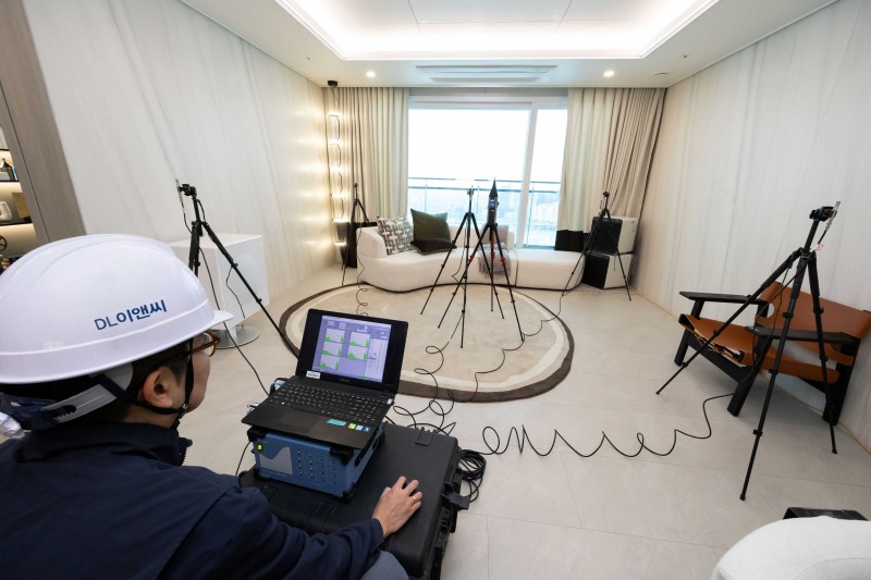 DL이앤씨 직원이 서울의 한 아파트에서 층간소음을 측정하고 있다./사진제공=DL이앤씨