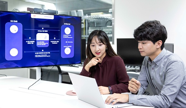 SK텔레콤과 삼성전자 연구원이 AI 기반 5G 기지국 품질 최적화 기술 실증에 대해 논의하는 모습. / 사진=SKT
