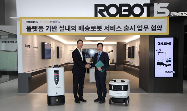 장성욱 카카오모빌리티 미래이동연구소장(왼쪽)과 김병수 로보티즈 대표이사(오른쪽)가 협약식을 마친 뒤 기념사진을 촬영하고 있다. / 사진=카카오모빌리티