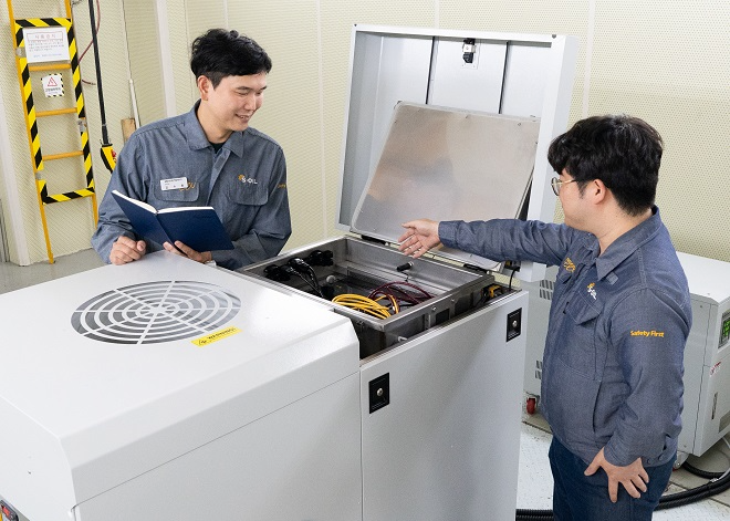 에쓰오일  직원들이 서울 마곡 TS&D 센터에서 액침냉각유 성능테스트를 진행하고 있다. 사진=에쓰오일