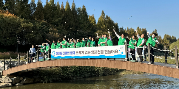 하이트진로(대표 김인규)가 창립 100주년을 맞아 ‘맑은 강, 하천 만들기’ 프로젝트 세 번째 행사를 서초 본사 인근 양재천에서 진행했다고 31일 밝혔다. /사진=하이트진로