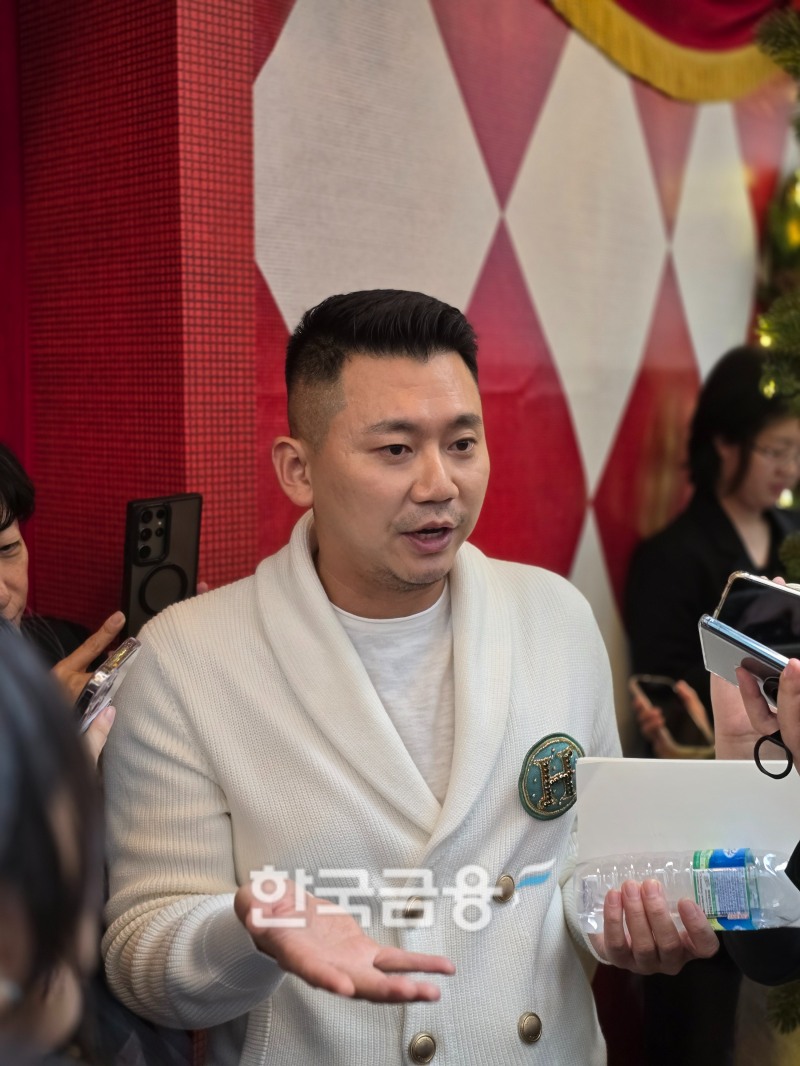 현대백화점 정민규 책임이 취재진의 질의에 답변하는 모습. /사진=박슬기 기자