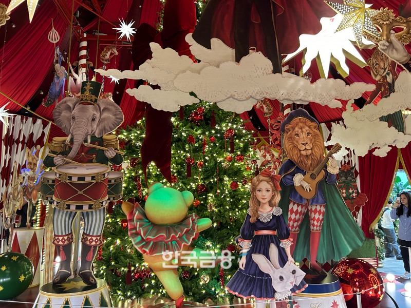 대극장 내부 모습. 회전형 트리가 움직인다. /사진=박슬기 기자