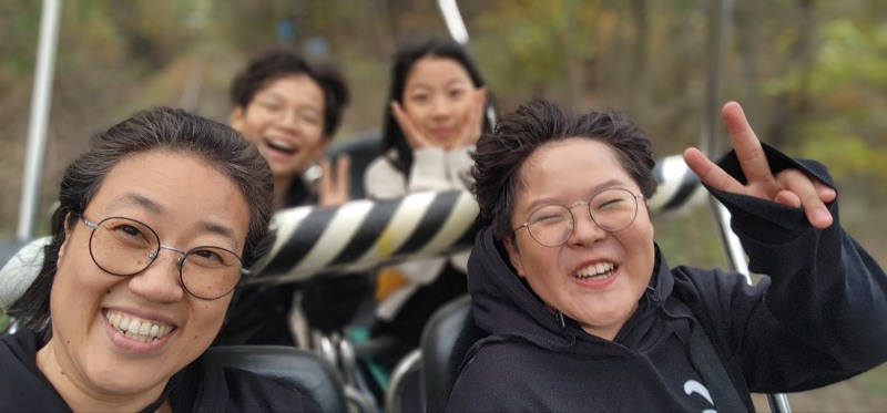 유은진 오금동지역아동센터장(왼쪽)과 아동들과 레일바이크를 즐기는 모습 ./사진제공=오금동지역아동센터