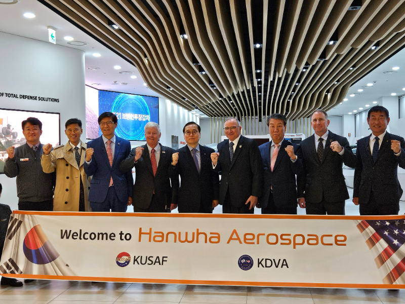 한화에어로스페이스 경남 창원3사업장을 방문한 전 한미연합사령관들과 신현우 한화에어로스페이스 사장(왼쪽 다섯번째), 임호영 한미동맹재단 회장(왼쪽 일곱번째)이 함께 기념 촬영을 하고 있다.  월터 샤프 전 사령관(왼쪽 네번째), 커티스 스캐퍼로티 전 사령관(오른쪽 네번째), 로버트 에이브럼스 전 사령관(오른쪽 두번째) /사진제공=한화에어로스페이스