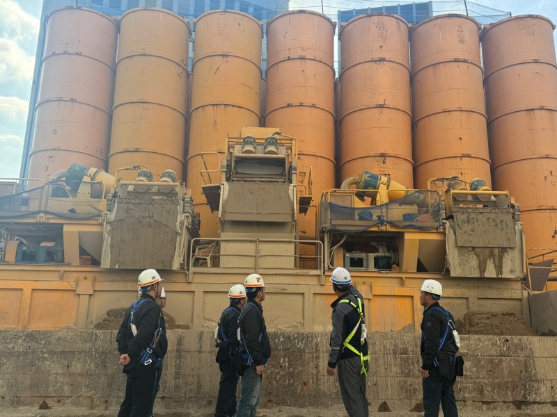 부영그룹 관계자들이 동절기 대비 현장 방문 점검을 진행하고 있다./사진제공=부영그룹