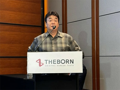 백종원 더본코리아 대표가 28일 서울 여의도 콘래드호텔에서 열린 기업공개(IPO) 기자간담회에서 발표하고 있다. / 사진제공= IR큐더스(2024.10.28)