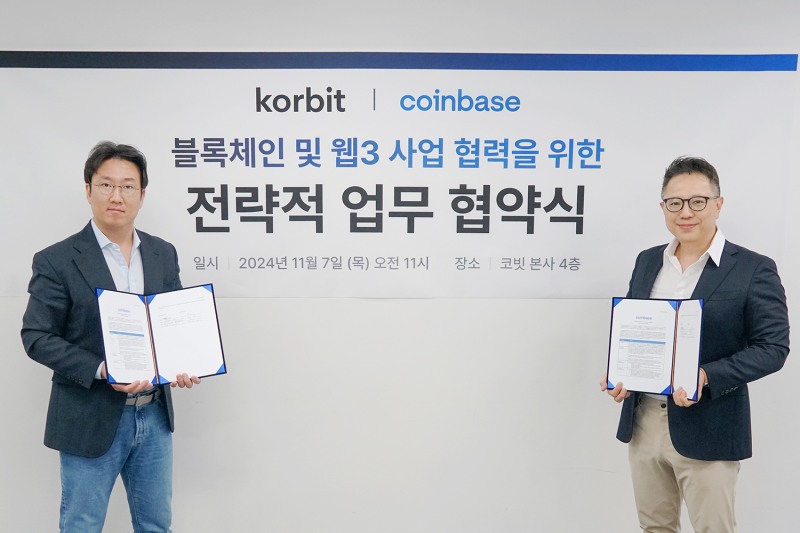 오세진 코빗 대표(왼쪽)와 댄 킴(Dan Kim) 코인베이스 비즈니스 개발 부사장이 7일 서울 강남구 코빗 본사에서 업무 협약식을 맺고 기념 촬영을 하고 있다. /사진제공= 코빗(2024.11.08)