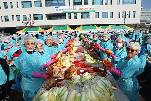▲ 농협충남세종본부(본부장 백남성)는 지역본부 주차장에서 ‘2024 같이(價値)하는 사랑의 김장나눔’ 행사를 갖고 김장김치 8톤을 만들어 충남관내 취약계층 800가구에 전달했다.