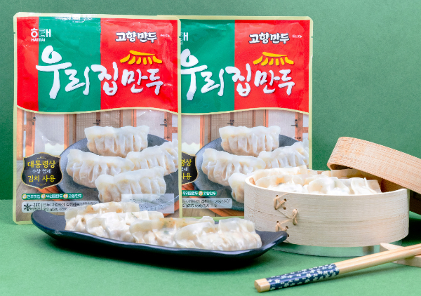 해태제과(대표 신정훈)는 전통 방식의 가정식 왕교자 ‘우리집만두’를 12일 출시한다. 집 만두 본연의 맛을 왕교자 만두로 구현한 점이 특징이다. /사진=해태제과