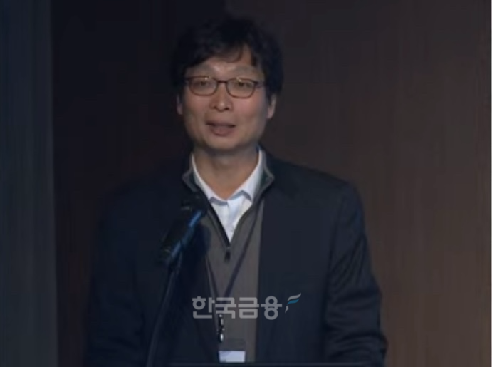 김영도 한국금융연구원 은행연구실장이 12일 오후 서울 중구 은행회관에서 열린 '2025년 경제 및 금융 전망 세미나'에서 발표하고 있다.