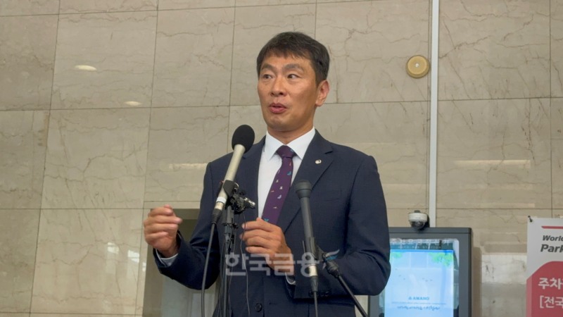 이복현 금융감독원장이 행사 후 발언하고 있다./ 사진 = 홍지인 기자