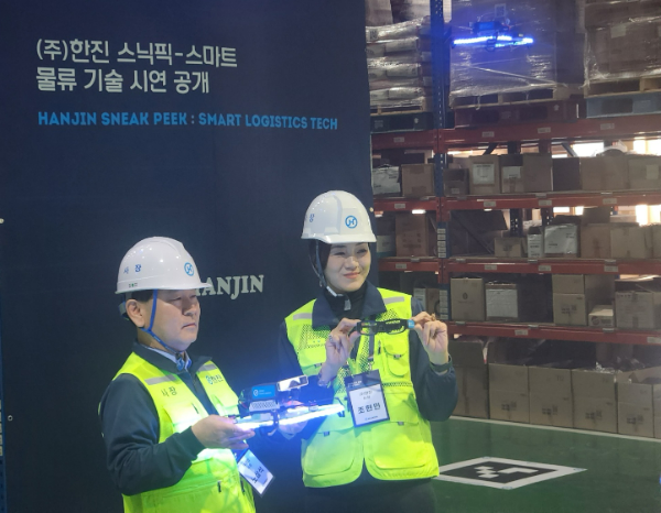 조현민 한진 사장(우)과 노삼석 한진 대표이사 사장이 13일 드론을 활용한 물류 기술을 설명하면서 포즈를 취하고 있다. /사진=손원태기자